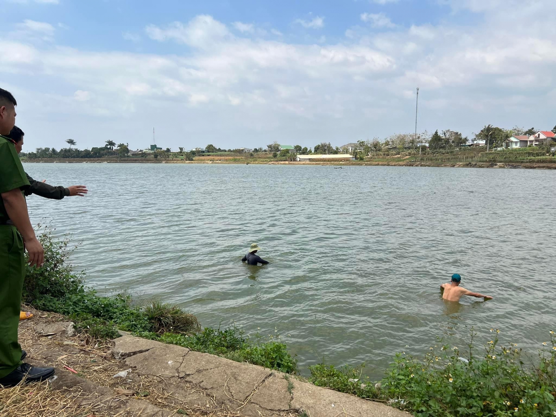 Lực lượng Công an lặn tìm ba lô đừng tiền nghi phạm vứt xuống hồ