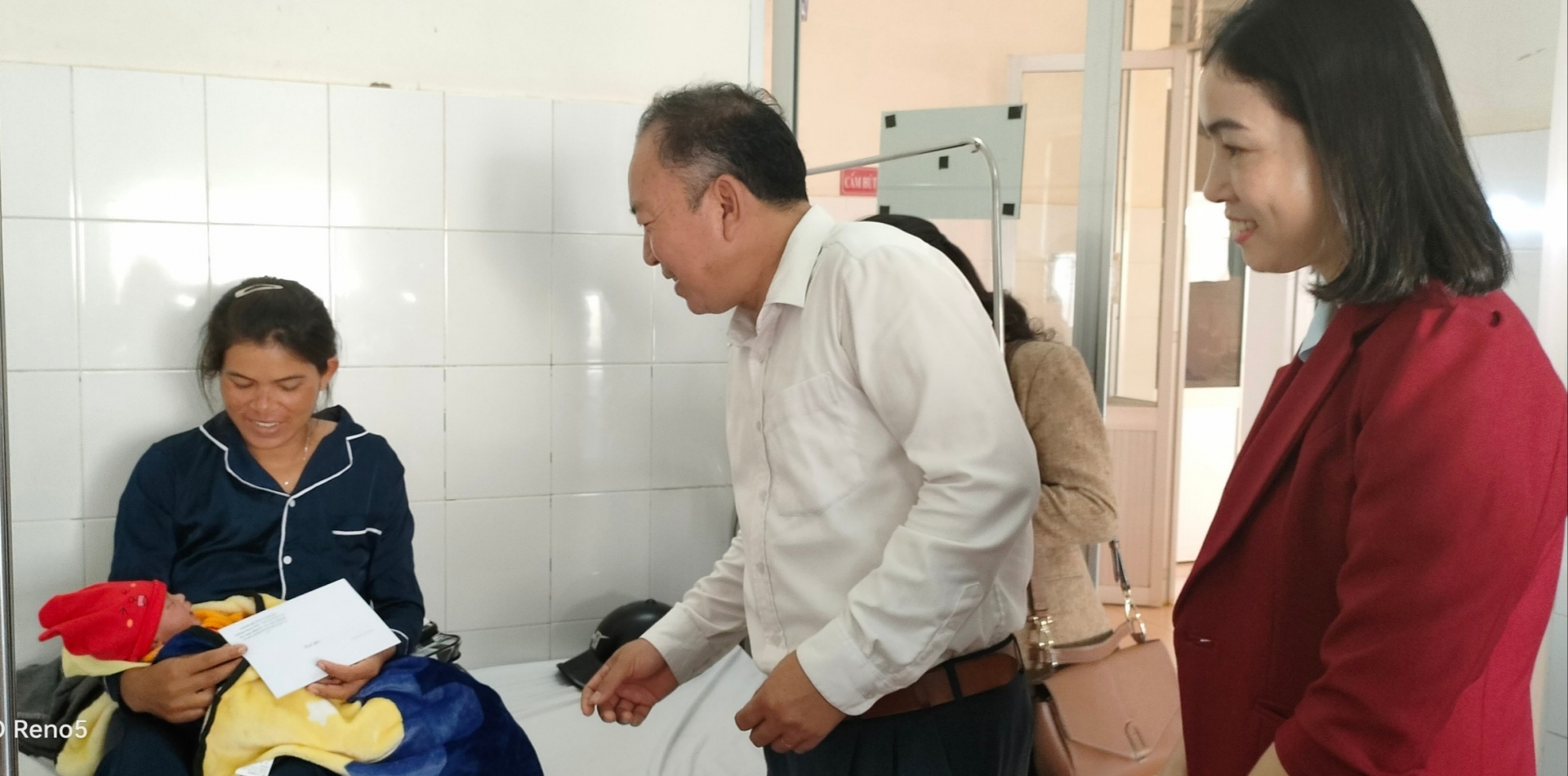 Lâm Hà: Thăm, tặng quà cho các bệnh nhân tại Trung tâm Y tế huyện