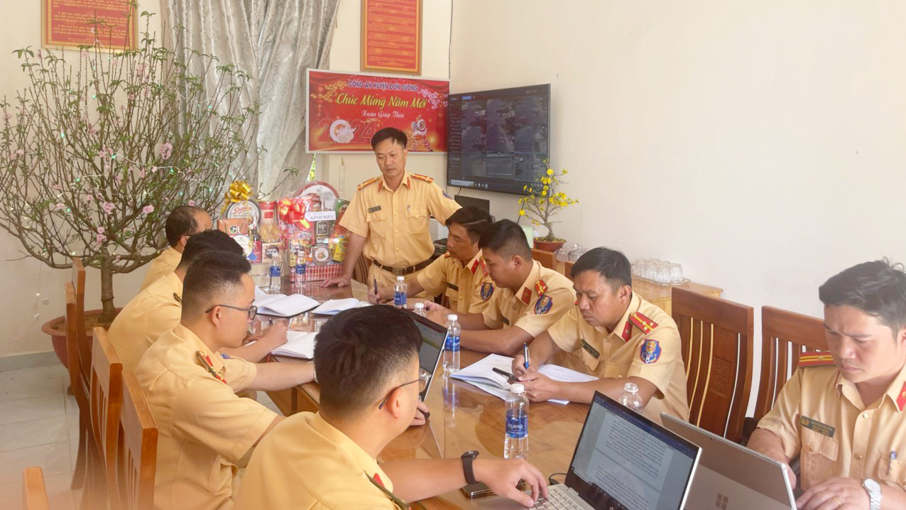 Thượng Tá Cù Tuấn Nghĩa - Phó phòng Cảnh sát Giao thông trực tiếp  kiểm tra và triển khai công tác tại huyện Đơn Dương chiều 30 Tết