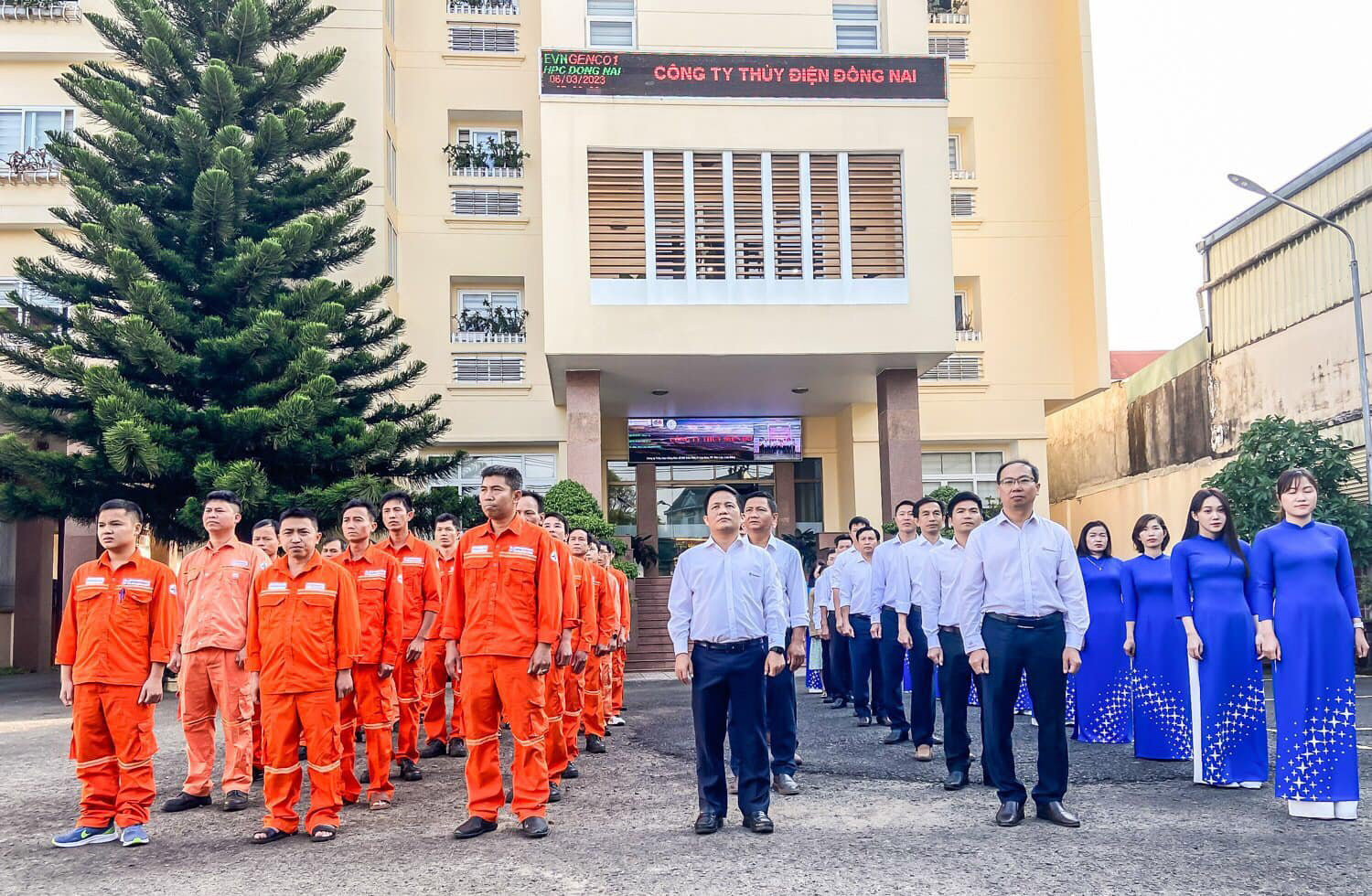 Nghi thức chào cờ hàng tháng của Tập thể Cán bộ Công nhân viên Công ty Thủy điện Đồng Nai