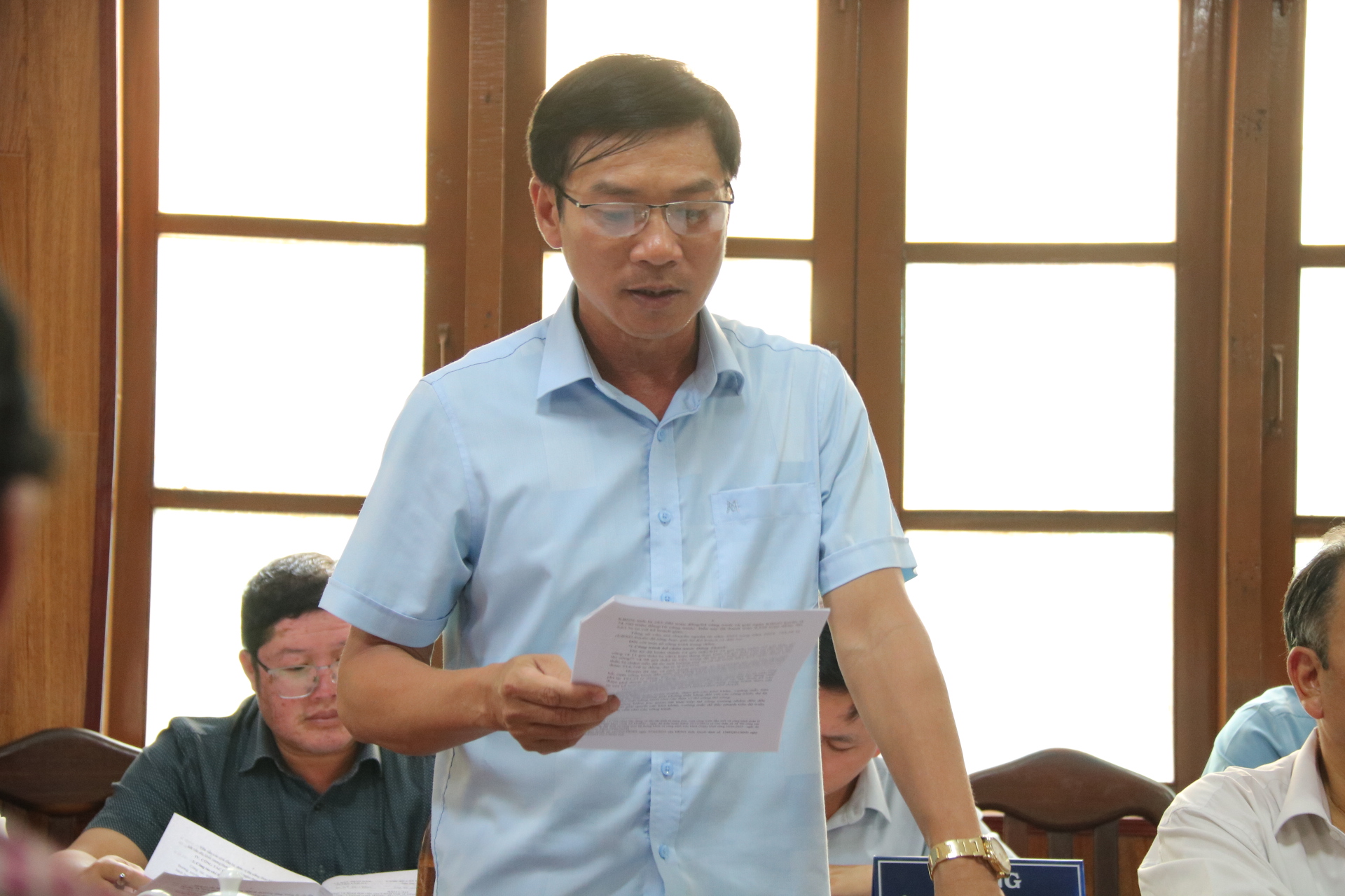 Đồng chí Nguyễn Minh An - Phó Chủ tịch UBND huyện Lâm Hà báo cáo tại buổi làm việc