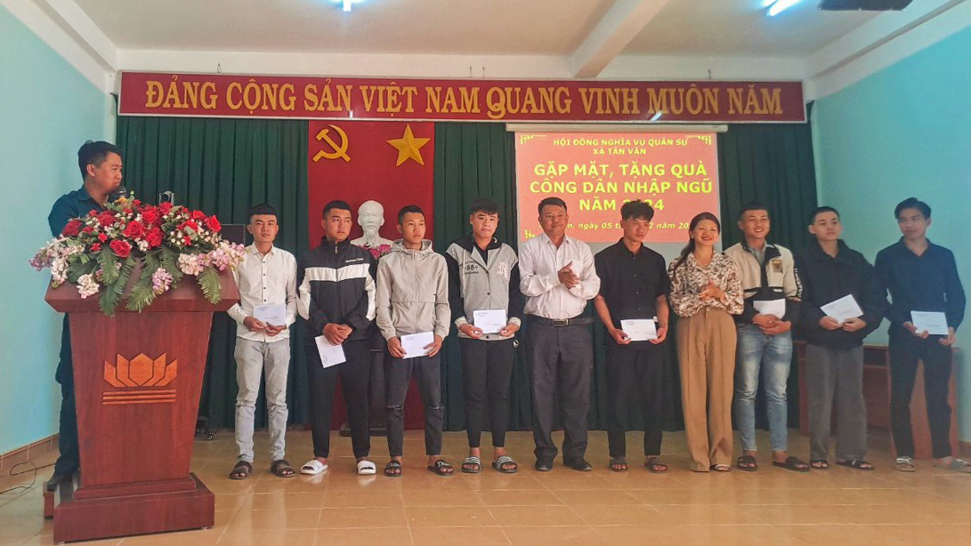 Lâm Hà: Gặp mặt, tặng quà động viên cho các thanh niên chuẩn bị lên đường nhập ngũ