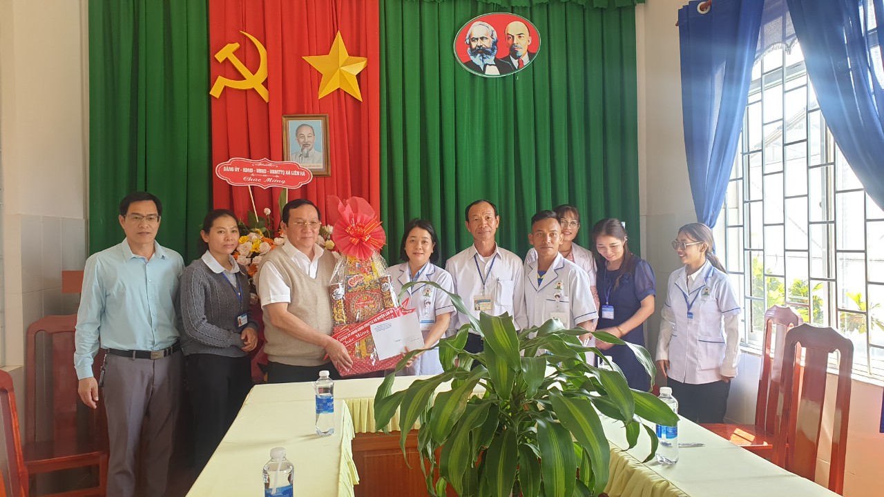 Đồng chí Nguyễn Văn Hoàng - Chủ tịch UBND huyện Lâm Hà đến thăm, chúc mừng Trạm y tế xã Liên Hà
