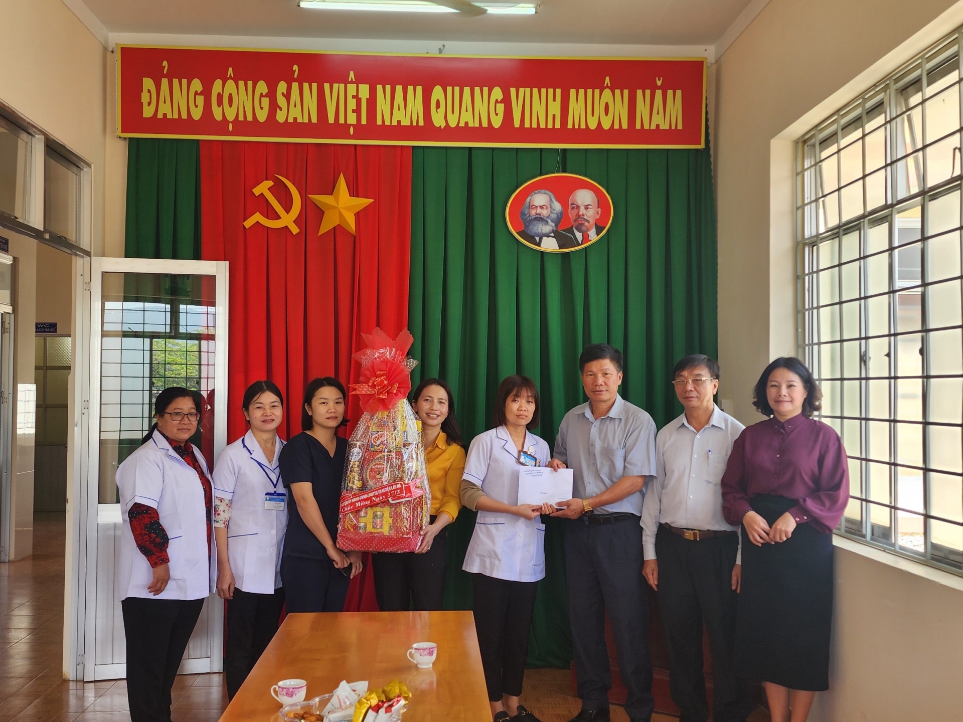 Đồng chí Nguyễn Văn Tân - Phó Bí thư Thường trực Huyện ủy tặng quà cho 