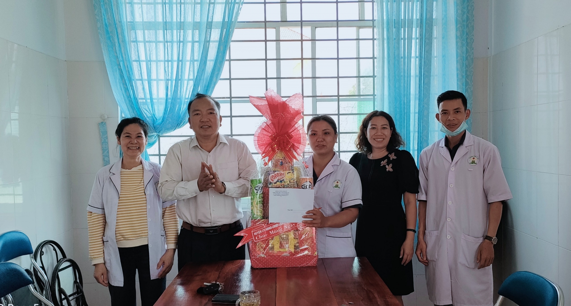 Đồng chí Đinh Đức Chí - Phó Chủ tịch UBND huyện tặng quà chúc mừng ngày Thầy thuốc Việt Nam