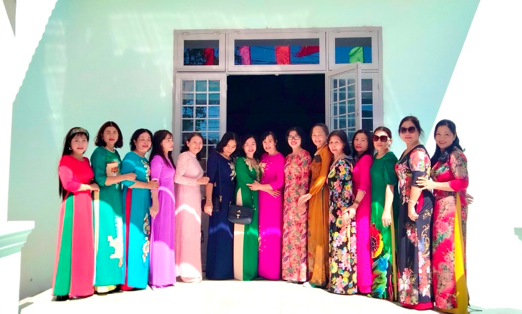 Cán bộ, hội viên phụ nữ thị trấn Di Linh tích cực tham gia chương trình San sẻ áo dài 0 đồng hưởng ứng Tuần lễ áo dài năm 2024