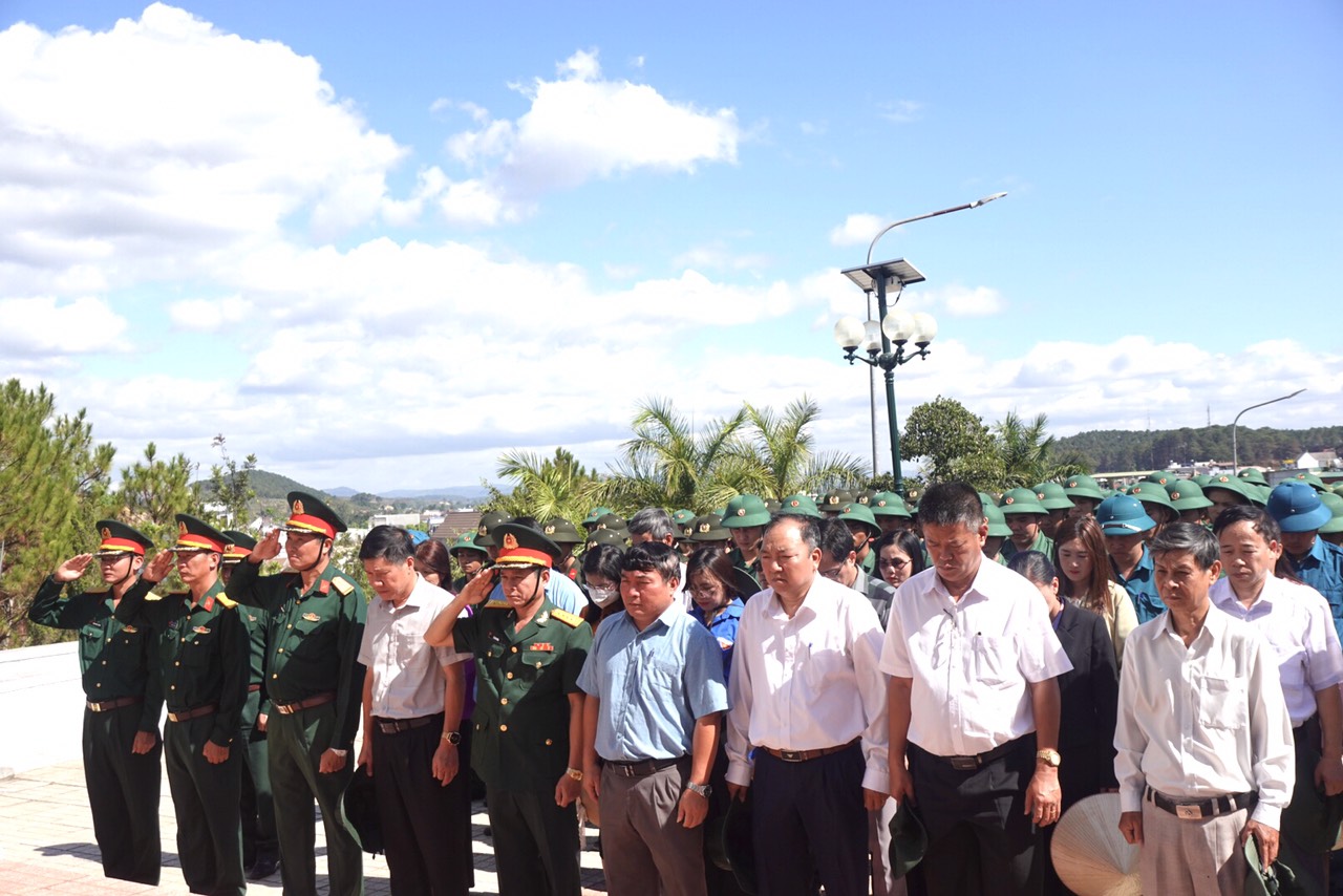 Lãnh đạo huyện Lâm Hà cùng thanh niên lên đường nhập ngũ viếng đài tưởng niệm liệt sỹ tại địa phương