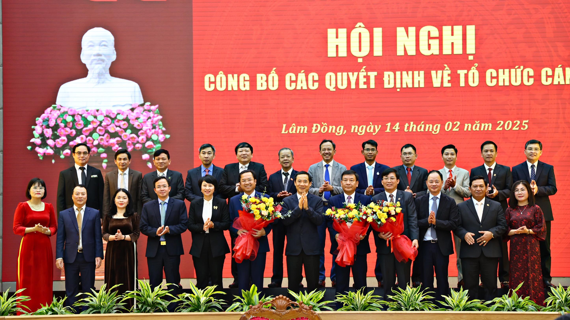 Các đồng chí Thường trực Tỉnh uỷ Lâm Đồng tặng hoa, chúc mừng Đảng bộ Các cơ quan Đảng, đồng thời ra mắt Ban chấp hành Đảng bộ Các cơ quan Đảng