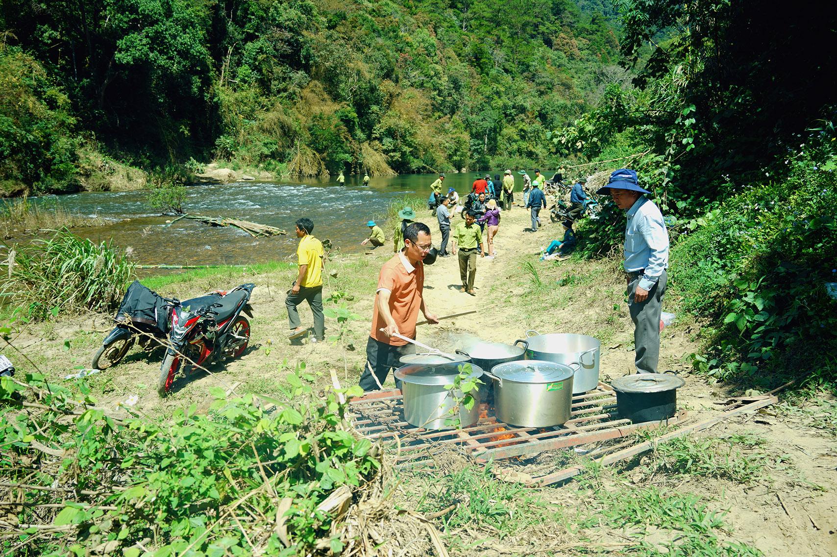 Chuẩn bị cho bữa ăn tối bên dòng sông K’Rông Nô giáp ranh tỉnh Đắk Lắk 