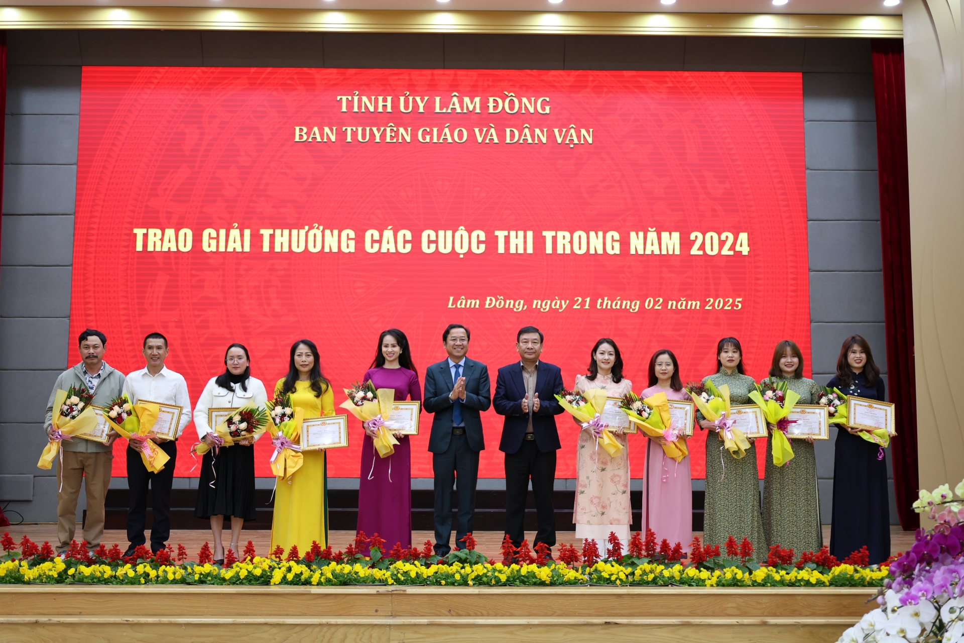 Đồng chí Bùi Thắng - Phó Bí thư Tỉnh ủy và đồng chí Tôn Thiện Đồng - Trưởng Ban Tuyên giáo và Dân vận Tỉnh ủy trao Giấy khen và hoa cho các tác giả, nhóm tác giả có tác phẩm chất lượng tham gia Giải Búa Liềm vàng năm 2024