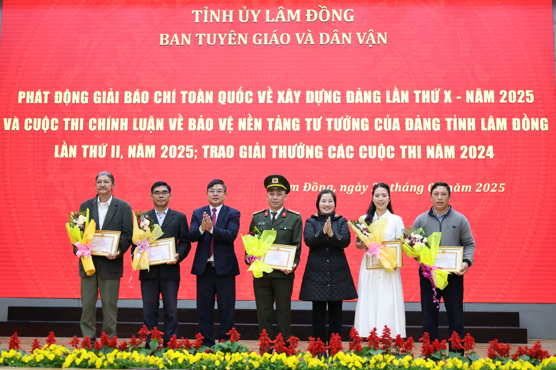 Đồng chí Phạm Ngọc Hà - Phó Trưởng Ban Tổ chức Tỉnh ủy và đồng chí Phạm Thị Ajnh1 Tuyết - Chủ tịch Hội LHPN tỉnh