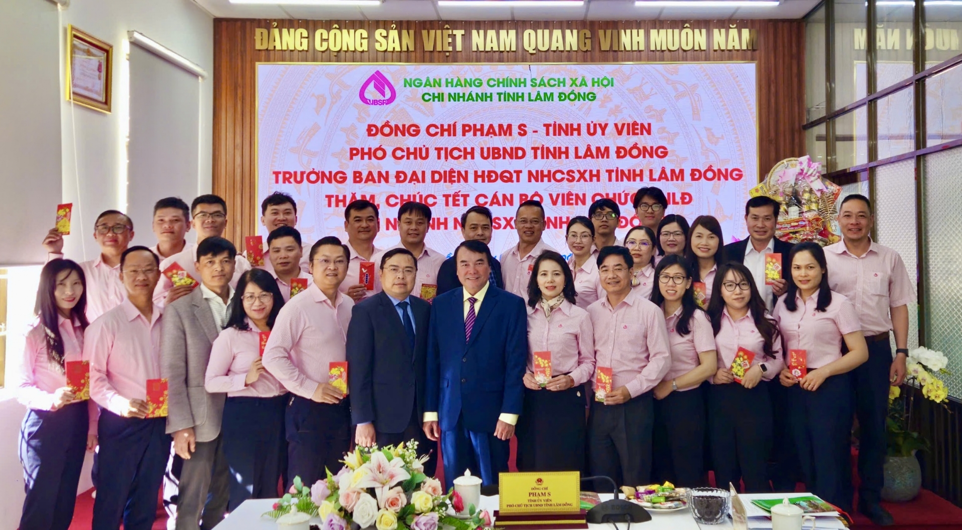 Phó Chủ tịch UBND tỉnh Phạm S chụp ảnh lưu niệm với CBVC-NLĐ NHCSXH chi nhánh tỉnh Lâm Đồng