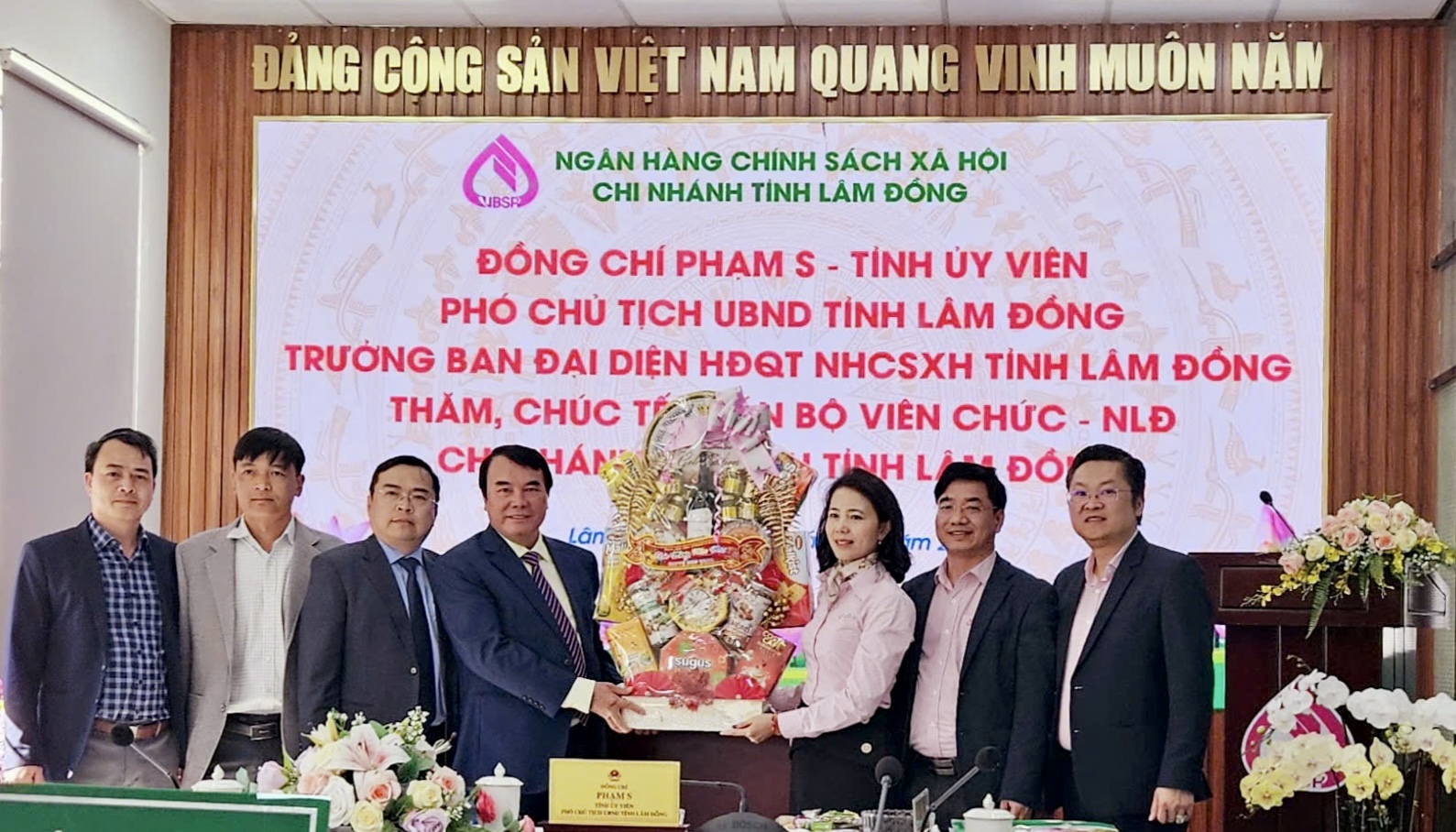 Phó Chủ tịch UBND tỉnh Phạm S tặng hoa chúc mừng tập thể NHCSXH chi nhánh tỉnh Lâm Đồng