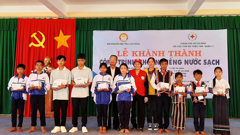 Hội Chữ thập đỏ Thiện Tâm trao học bổng tại huyện Di Linh