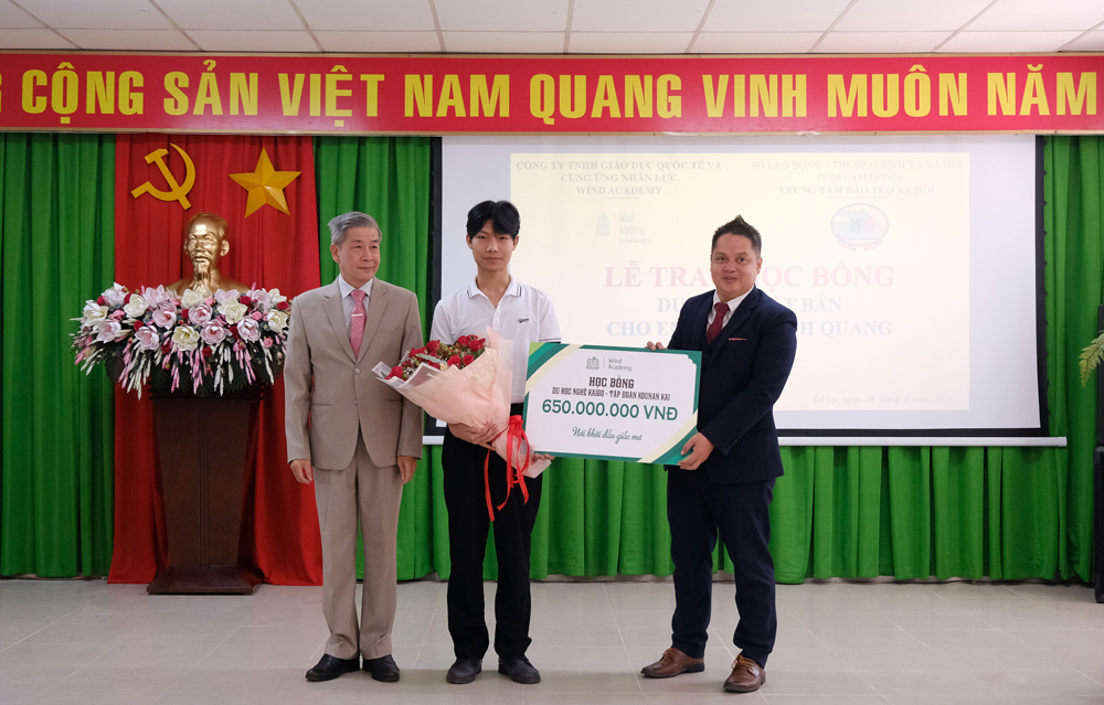 Trao học bổng du học Nhật Bản cho sinh viên mồ côi