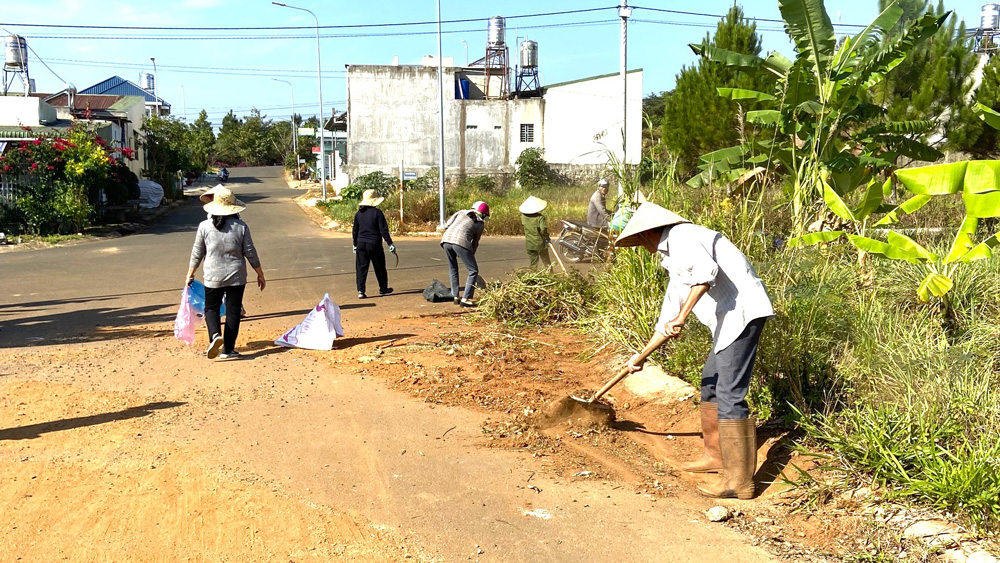 Bảo Lộc: Ra quân thực hiện phong trào toàn dân bảo vệ môi trường, làm đẹp cảnh quan