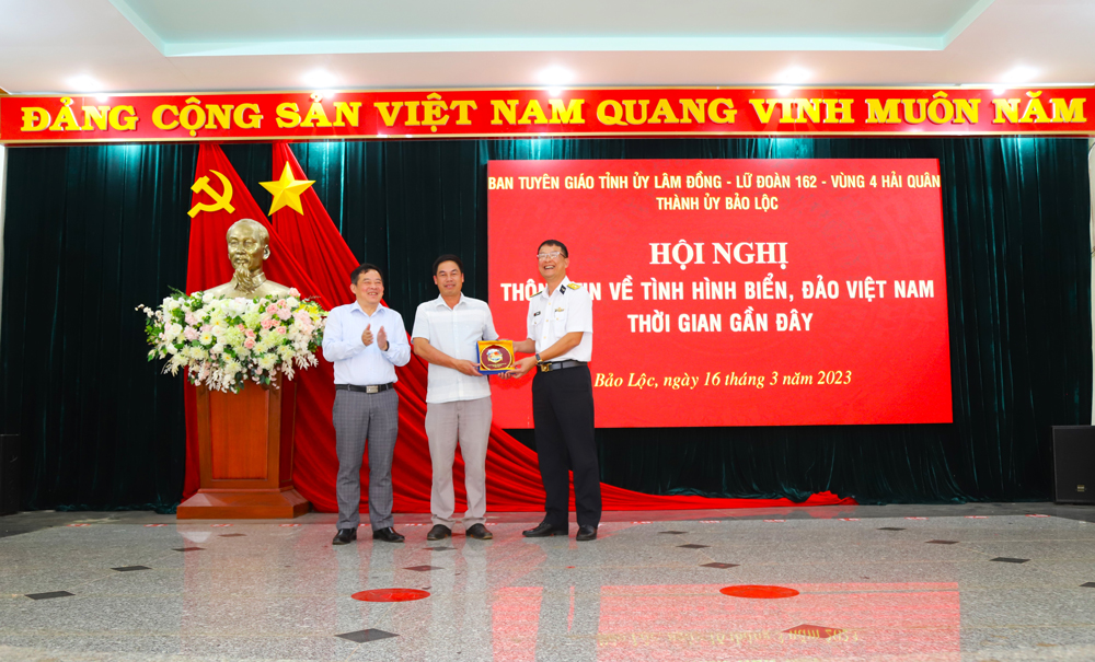 Lữ đoàn 162 tổ chức tuyên truyền biển đảo tại Bảo Lộc và Bảo Lâm