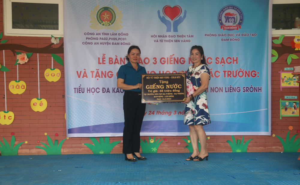 Công an Lâm Đồng bàn giao công trình giếng khoan và tặng quà cho học sinh vùng khó