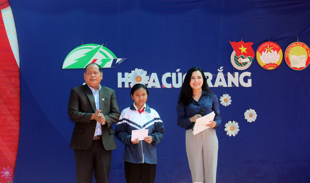 Đài PTTH Lâm Đồng trao học bổng “Hoa cúc trắng” cho học sinh nghèo huyện Đam Rông