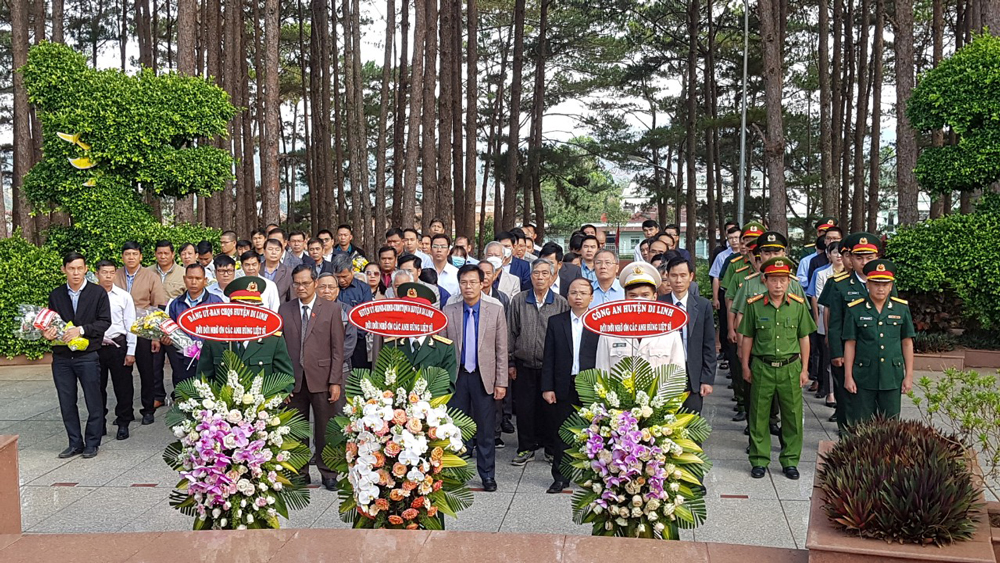 Lãnh đạo huyện Di Linh viếng nghĩa trang liệt sĩ nhân kỷ niệm 48 năm Ngày giải phóng huyện