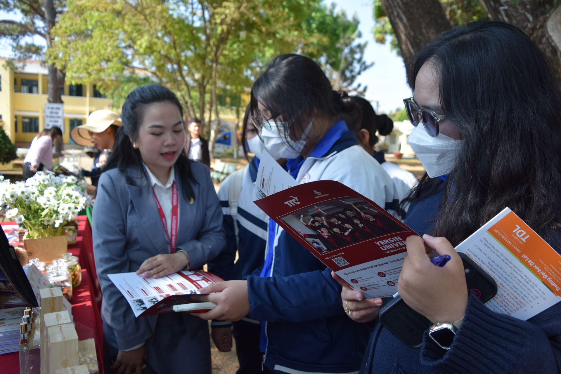 Các em học sinh tham quan, tư vấn tại các gian hàng