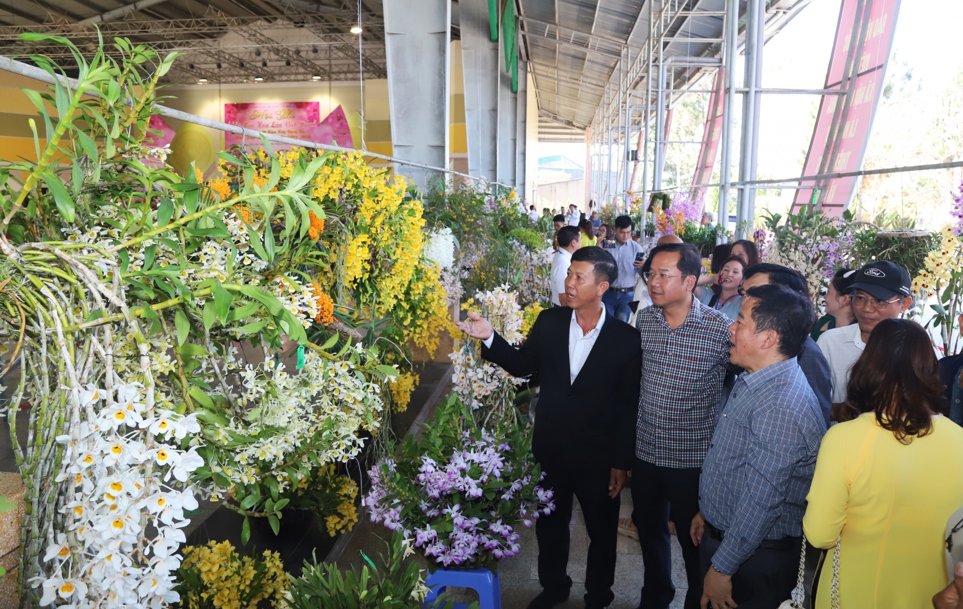 Các đại biểu và người dân tham quan thưởng lãm không gian trưng bày các tác phẩm hoa lan tại Hội thi