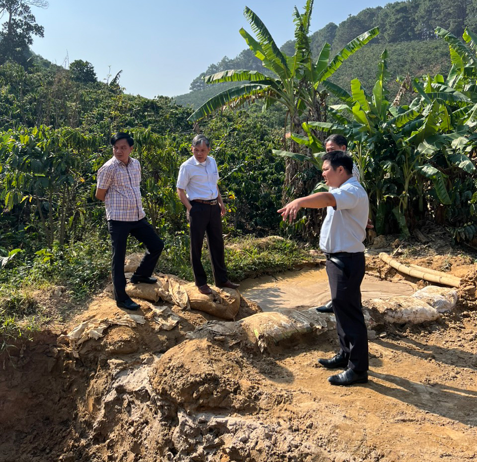Đồng chí Nguyễn Văn Cường - Chủ tịch UBND huyện, kiểm tra tình tình trạng san gạt, cải tạo mặt bằng, khai thác khoáng sản trên địa bàn xã vùng sâu Đà Loan