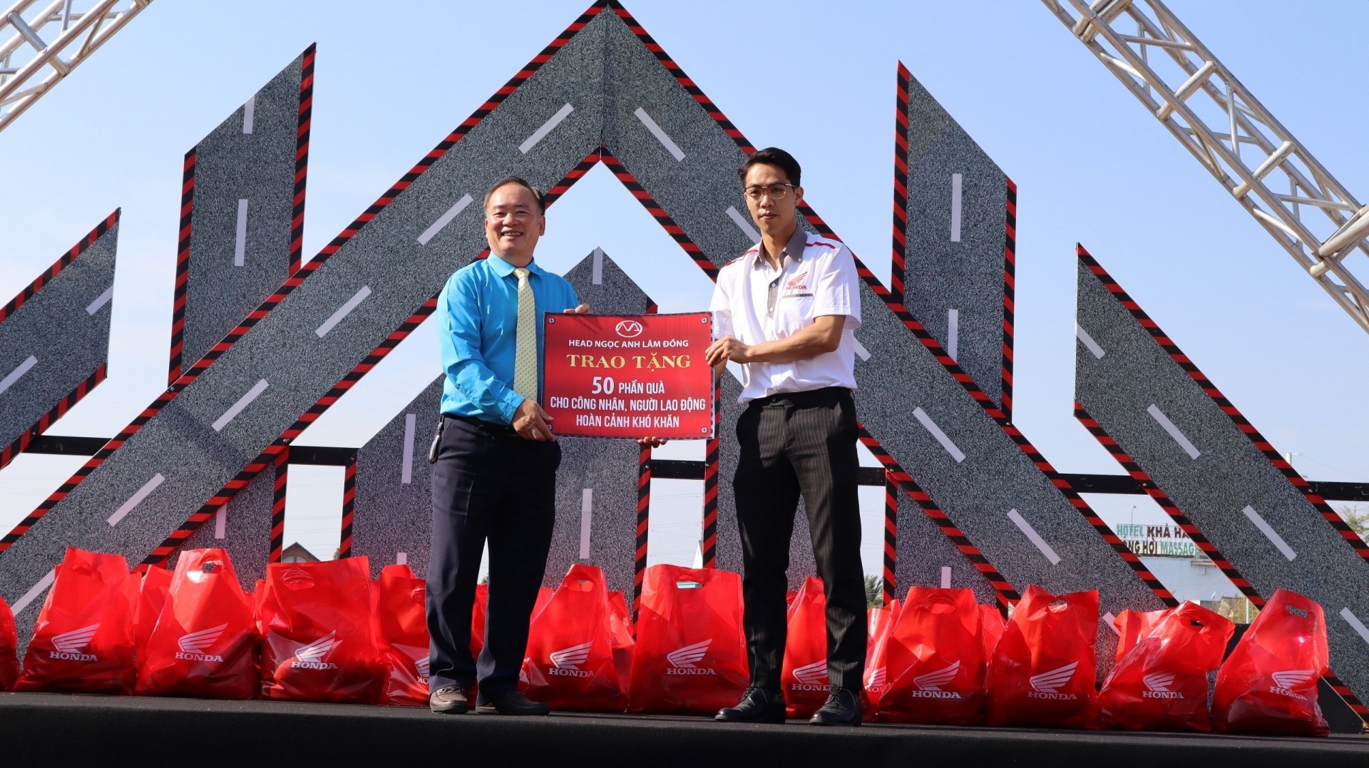 Đại diện Head Honda Ngọc Anh trao biểu trưng tặng 50 phần quà cho đoàn viên công đoàn có hoàn cảnh khó khăn cho ông Lưu Văn Lợi - Chủ tịch LĐLĐ huyện Đức Trọng