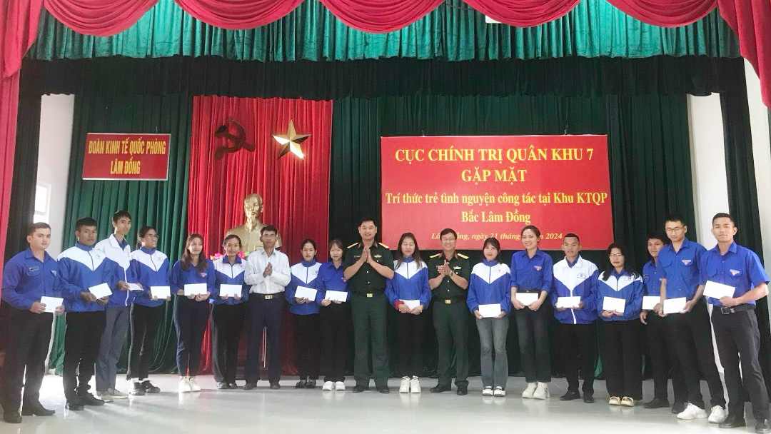 Đoàn công tác Cục Chính trị Quân khu 7 thăm tri thức trẻ tình nguyện ở Đoàn Kinh tế quốc phòng Lâm Đồng
