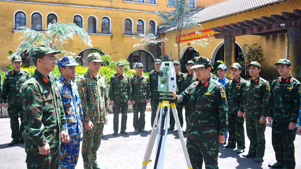 Trung tâm Đào tạo nghiệp vụ địa hình quân sự có chức năng đào tạo nhân viên kỹ thuật bản đồ, tổ chức bồi dưỡng nghiệp vụ bản đồ cho giảng viên, giáo viên giảng dạy môn Địa hình quân sự ở các học viện, nhà trường Quân đội, cho trợ lý và nhân viên kỹ thuật bản đồ trong toàn quân