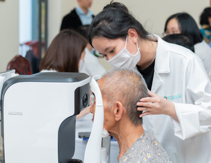 Đội ngũ y bác sĩ của Đa khoa Phương Nam khám bệnh cho người già neo đơn và trẻ em cơ nhỡ tại Trung tâm Bảo trợ xã hội Lâm Đồng