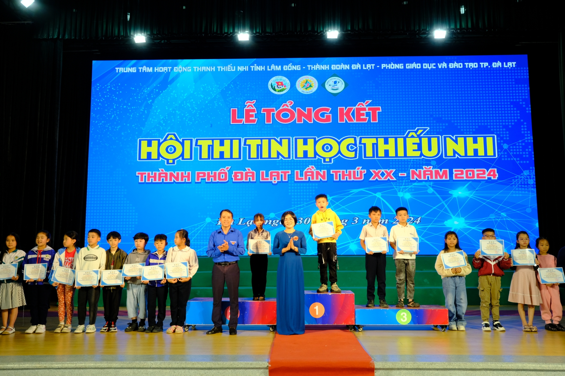 Ban tổ chức trao giải cho các thí sinh Bảng A1 (lớp 2, 3)
