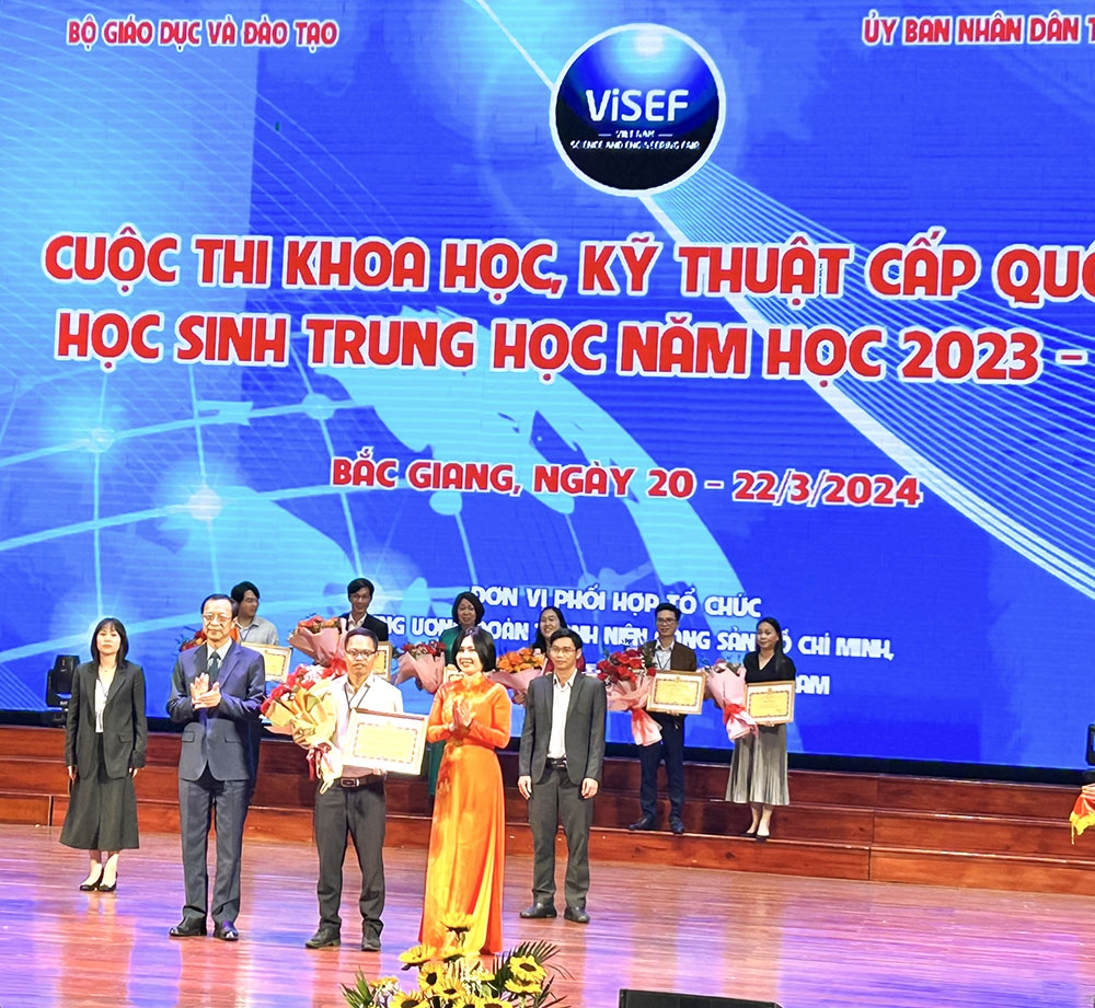 Công đoàn Giáo dục Việt Nam tặng Bằng khen cho GV hướng dẫn Phan Hữu Sỹ, Trường THPT Phan Đình Phùng.