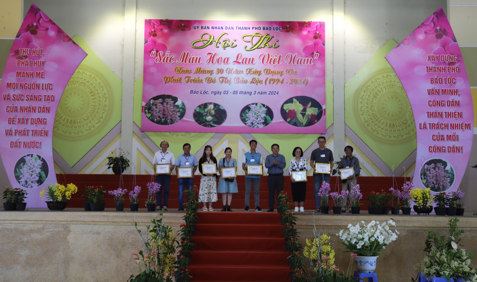 Các chủ vườn lan, nghệ nhân có tác phẩm đạt giải nhì nhận giải thưởng từ Ban tổ chức