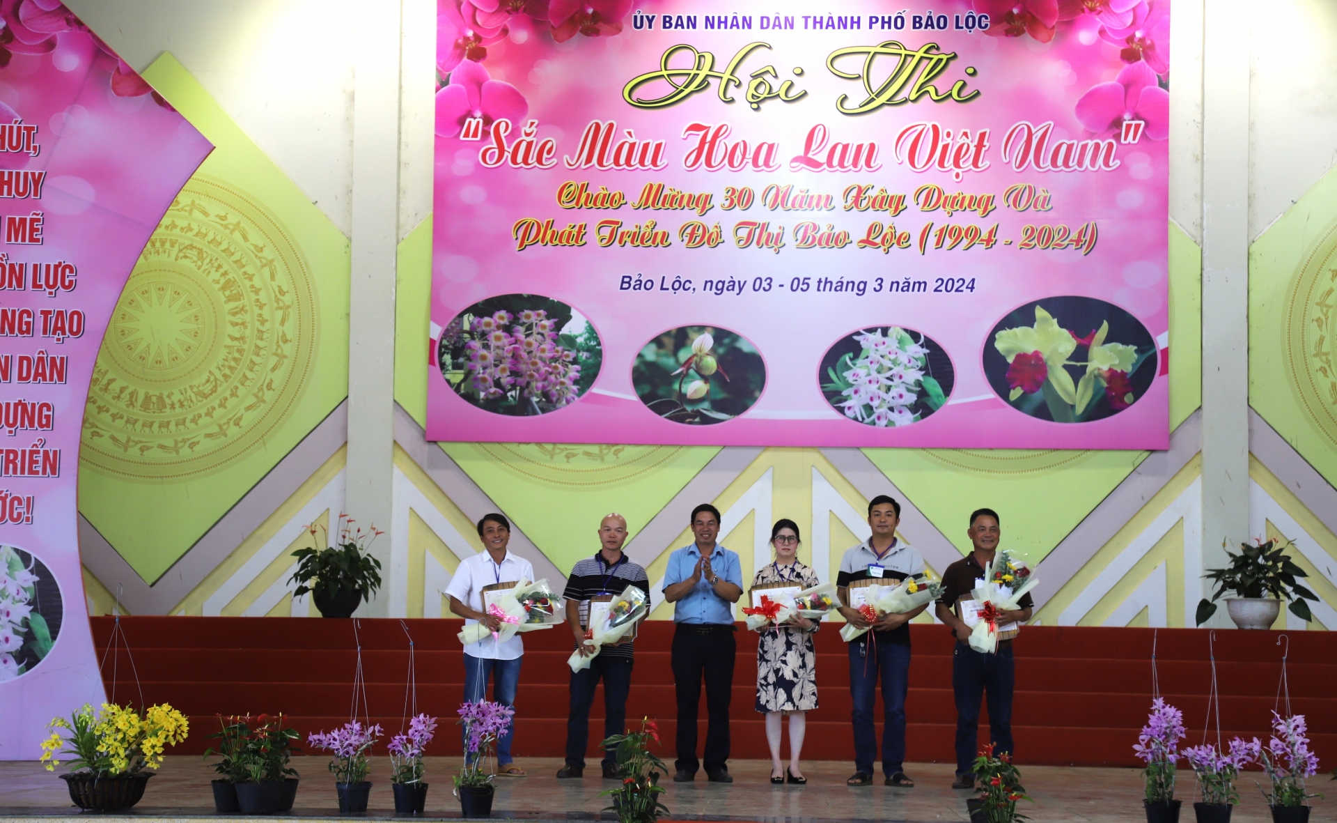 Ban tổ chức trao 5 giải nhất cho các chủ vườn lan, nghệ nhân 