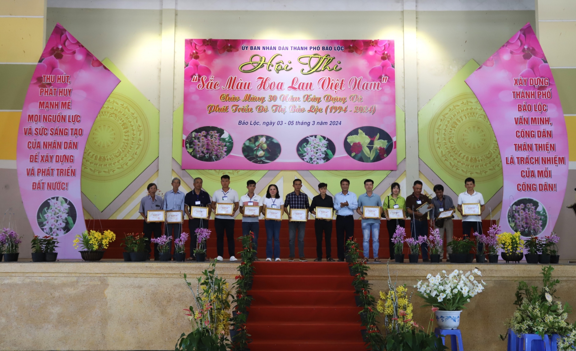 Ban tổ chức trao giải ba cho các chủ vườn lan, nghệ nhân có tác phẩm đạt giải