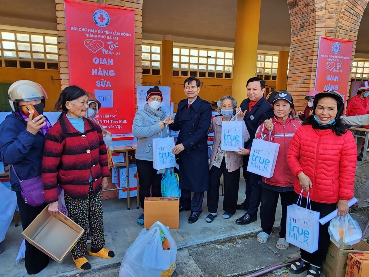 Lãnh đạo Trung ương Hội Chữ thập đỏ Việt Nam và Hội CTĐ tỉnh Lâm Đồng trao tặng quà tết cho người có hoàn cảnh khó khăn tại TP Đà Lạt 