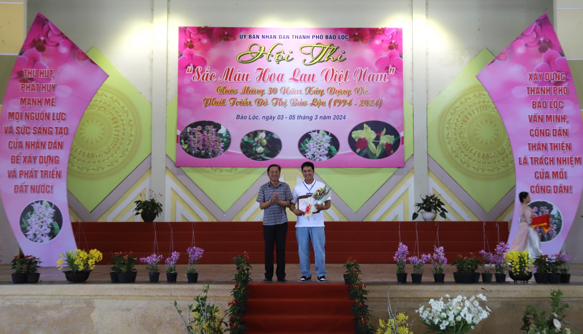Bí thư Thành ủy Bảo Lộc trao giải đặc biệt cho chủ vườn lan Bông Nguyễn với tác phẩm Kim điệp mắt đỏ