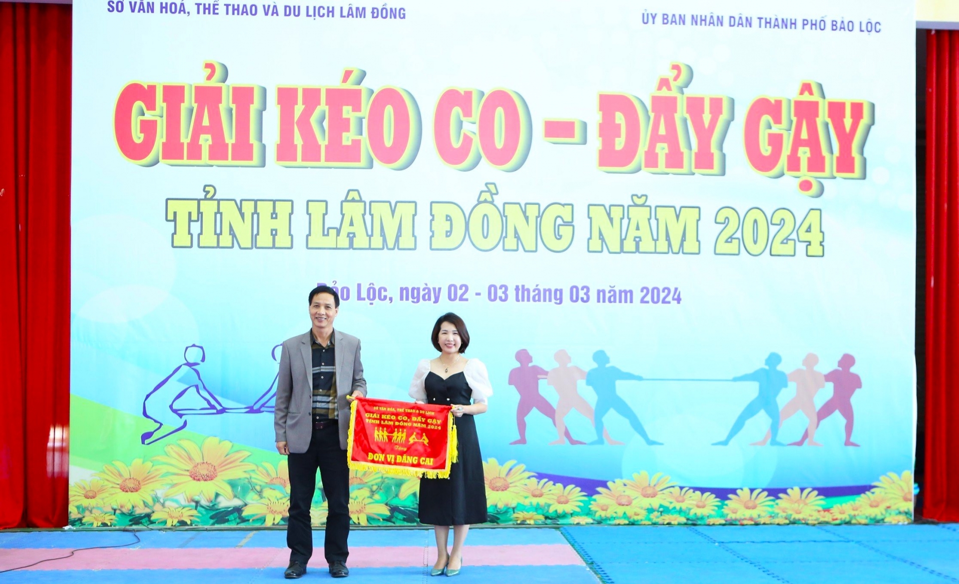 Ông Nguyễn Tiến Hải - Phó Giám đốc Sở Văn hóa Thể thao và Du lịch tỉnh Lâm Đồng trao cơ đơn vị đăng cai giải đấu cho TP Bảo Lộc