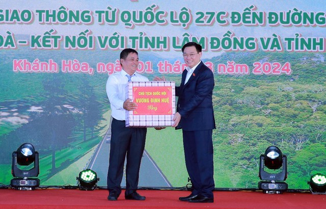 Chủ tịch Quốc hội Vương Đình Huệ tặng quà, động viên chủ đầu tư - Ảnh: VGP/MK