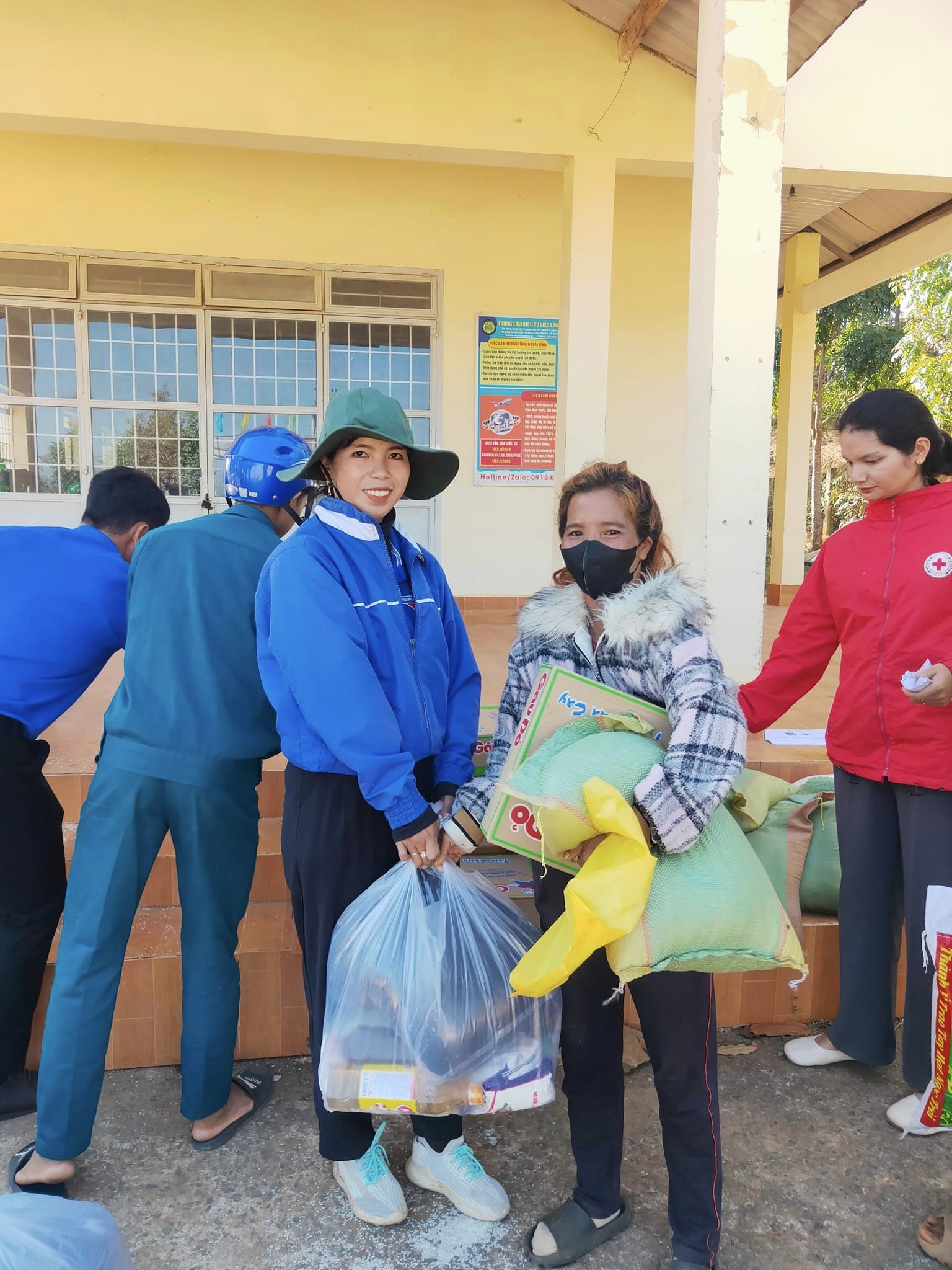 Trao túi an sinh cho người dân trên địa bàn