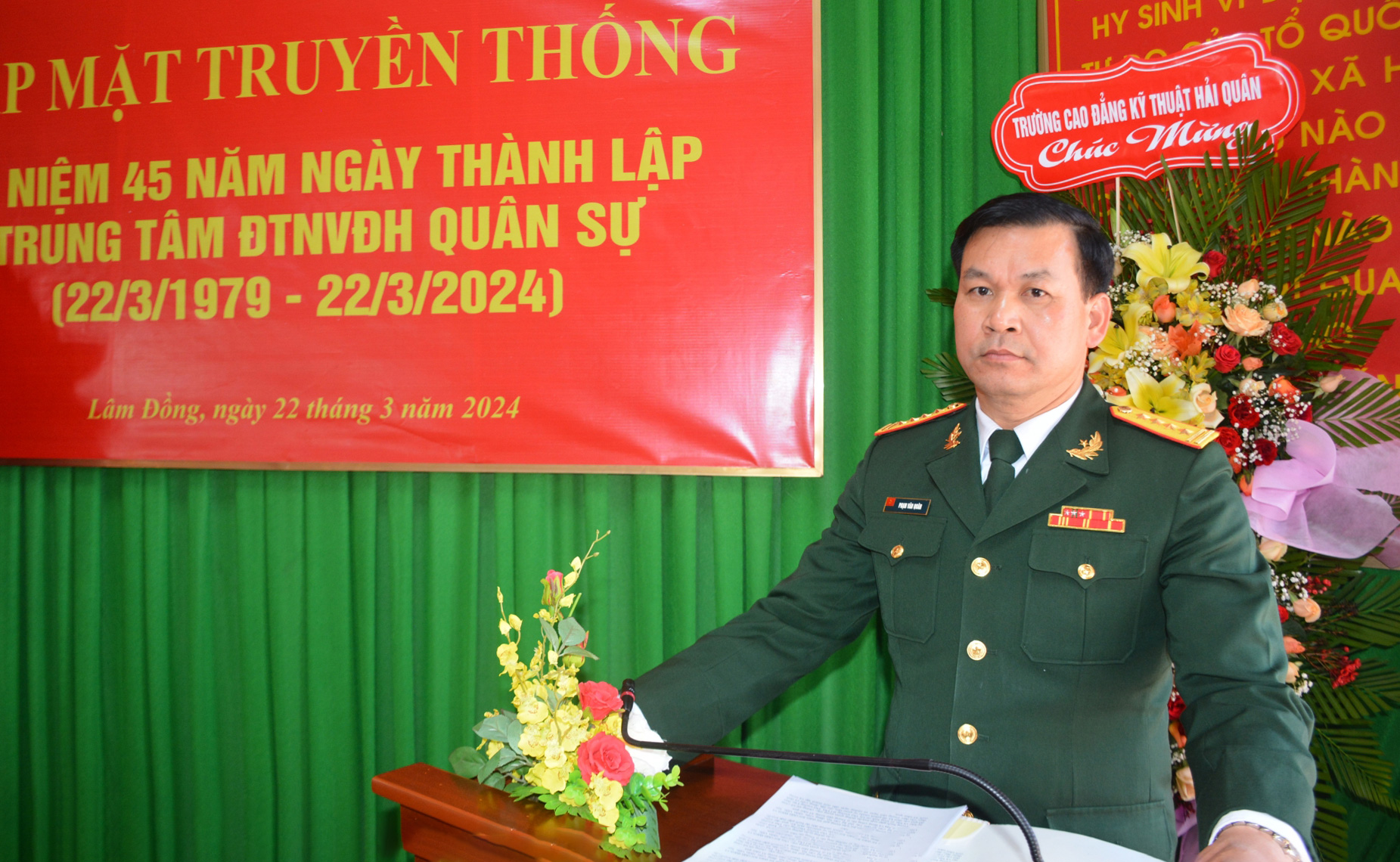 Đại tá Phạm Văn Quân - Bí thư Đảng ủy, Chính trị viên Trung tâm phát biểu tại buổi gặp mặt