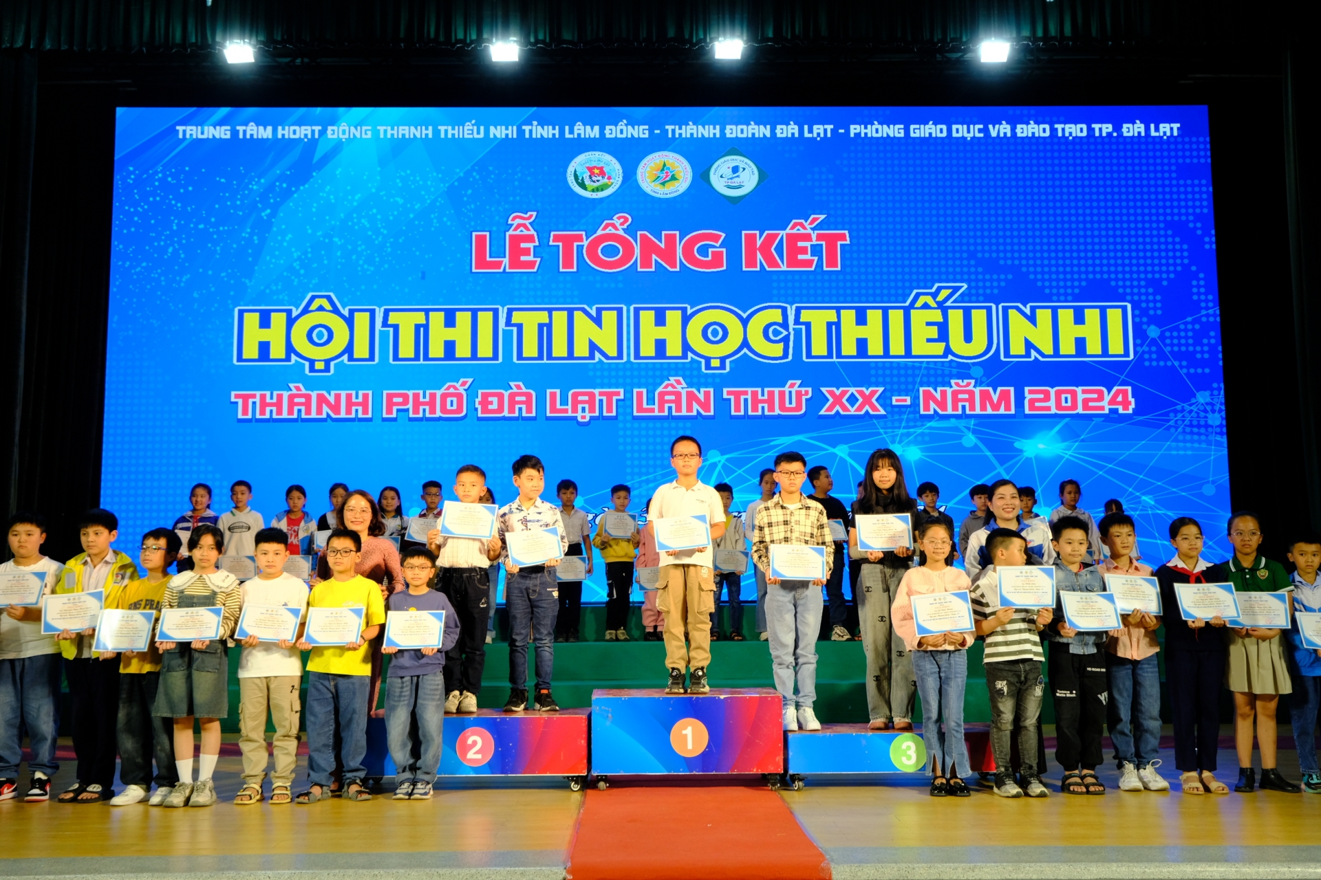 Ban tổ chức trao giải cho các thí sinh Bảng A2 (lớp 4, 5)