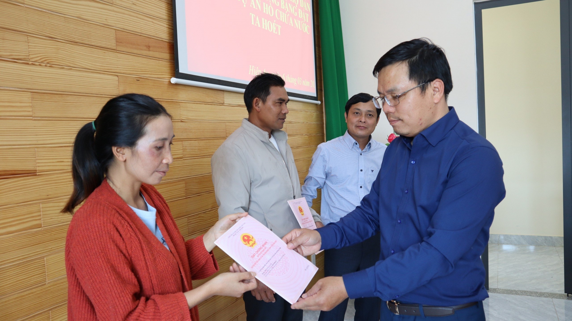 Trao giấy chứng nhận quyền sử dụng đất tái định canh cho 6 hộ dân có đất bị thu hồi tại dự án hồ Ta Hoét
