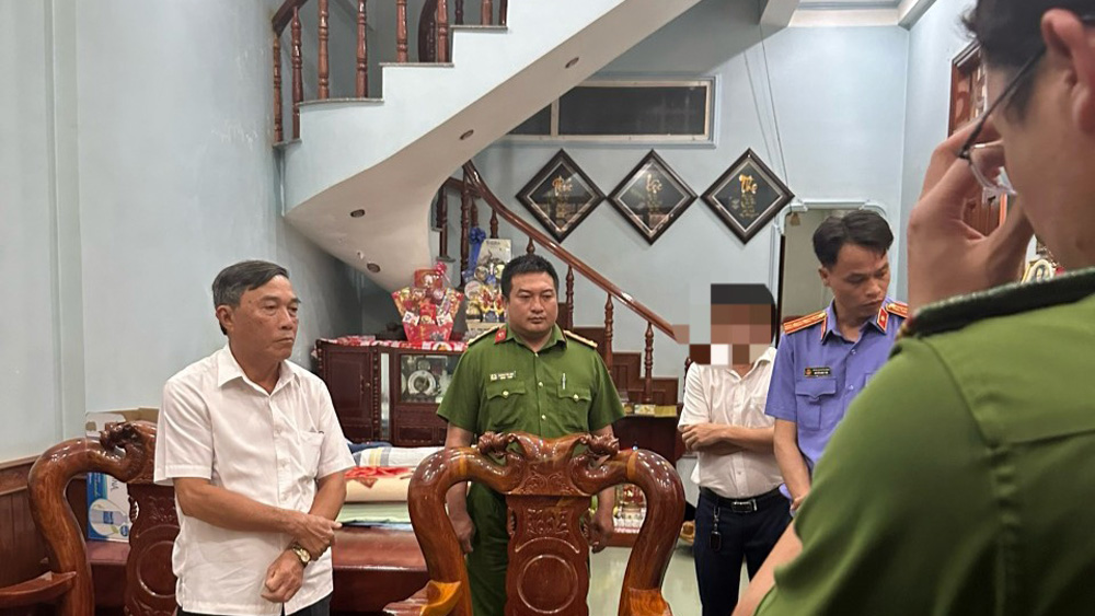 Cơ quan Cảnh sát điều tra Công an tỉnh Lâm Đồng đọc lệnh bắt tạm giam và khám xét nhà ông Lê Ngọc Sanh - nguyên Phó Chủ tịch UBND huyện Cát Tiên