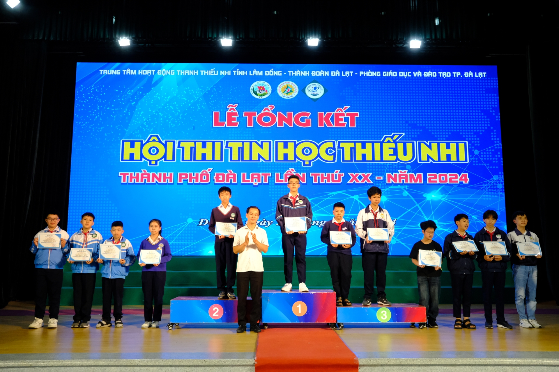 Các thí sinh đạt giải của Bảng B1 (lớp 6, 7)