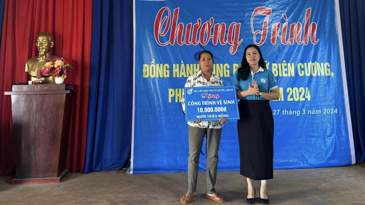 Trao tặng công trình vệ sinh cho hội viên Nguyễn Thị Thu