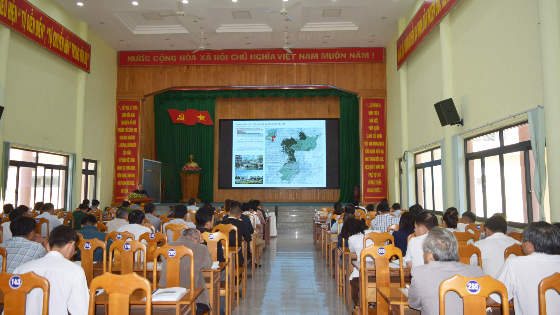 Quang cảnh hội nghị