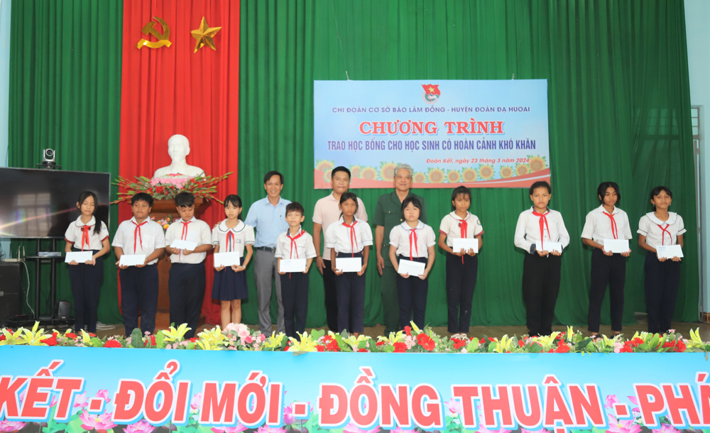 Các nhà tài trợ trao học bổng cho các em học sinh có hoàn cảnh khó khăn