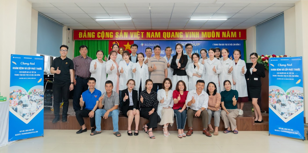 Ban lãnh đạo, các y bác sĩ, nhân viên y tế phòng khám Đa khoa Phương Nam và đại diện Trung tâm Bảo trợ xã hội Lâm Đồng trong chương trình